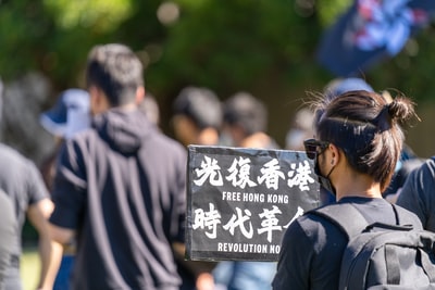 穿黑夹克戴黑太阳镜的男人